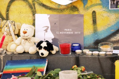 Des objets déposés par les passants à un mémorial de la place de la République, à Paris.